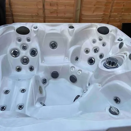 Daire Rural 5* Rookby Cottage, With Large Hot Tub Winton (Cumbria)